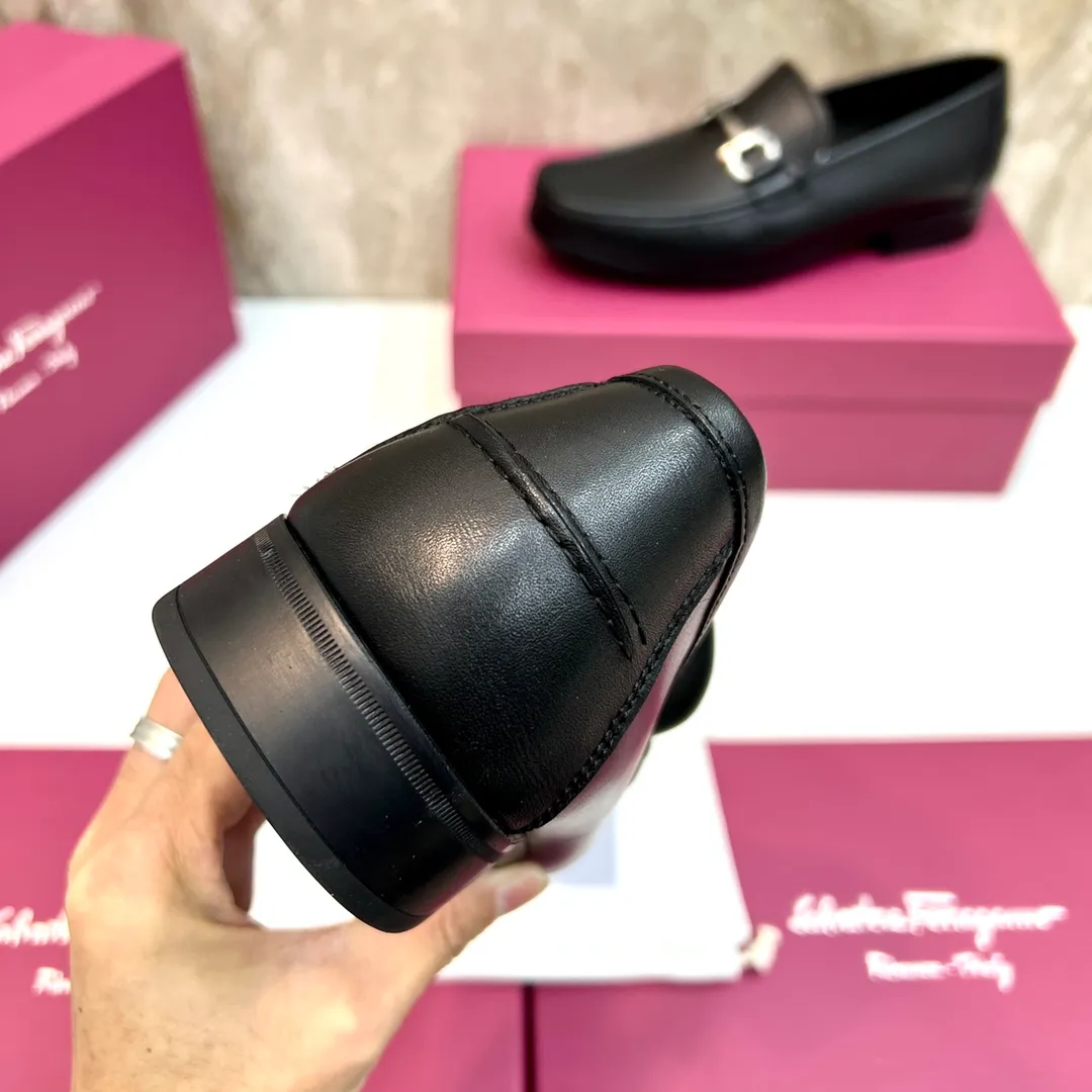 Original quality P780 Brand: Ferragamo Standard size: Men's size 39–44 (38.45 can be customized) Grade: Same style as the official website High-quality men's shoes Material: Customized first-layer calfskin with water-dyed cowhide lining Cowhide tiptoe Original non-slip and wear-resistant rubber outsole Style category: Men's formal business leather shoes are young and fashionable European and American trends British style Casual matching and comfortable feet Color: actual picture